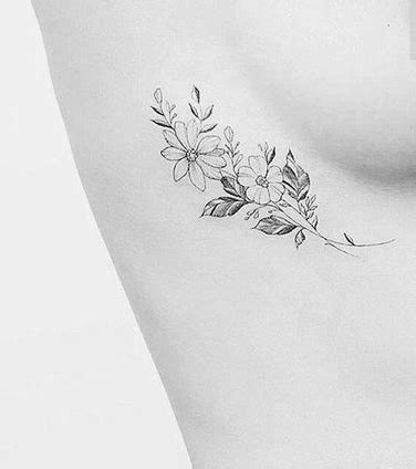 tatouage sous les seins|20 tatouages sous la poitrine qui vont vous inspirer ! (Photos)